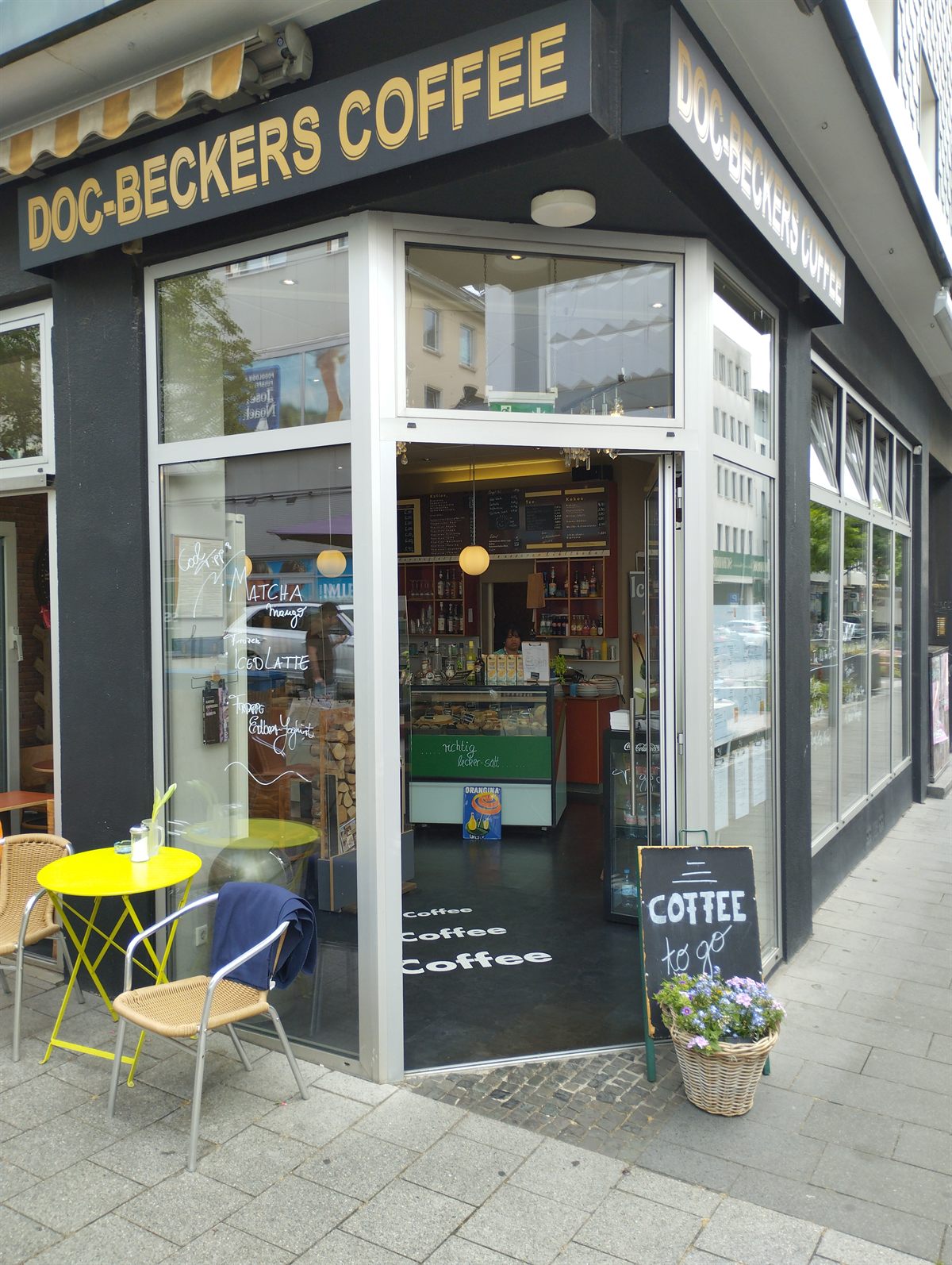 Doc-Beckers Coffee an der Kortumstraße in der Bochumer Innenstadt – Eckcafé mit Schriftzug, Außenbereich und Coffee-to-go-Tafel